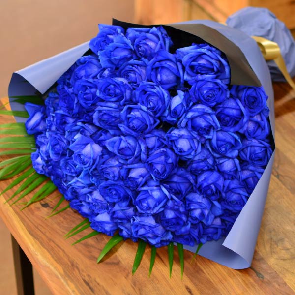 青いバラ70本の花束